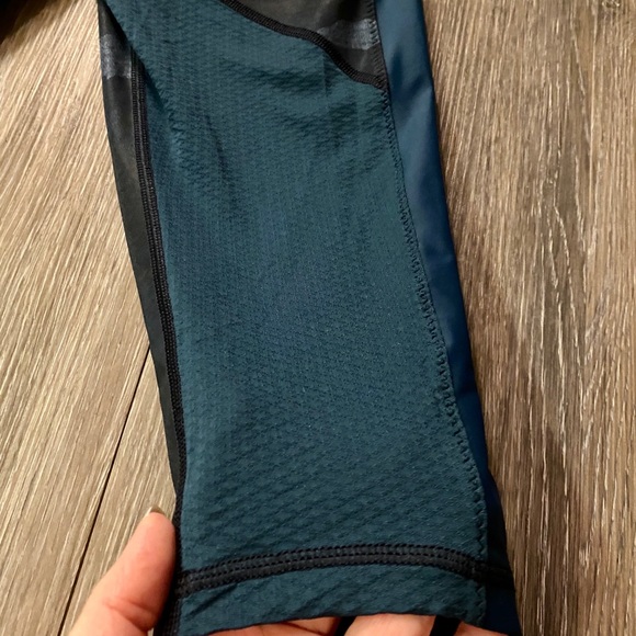 LULULEMON Clip In Crop, Sz 4, Navy Camo/Teal - Picture 7 of 9